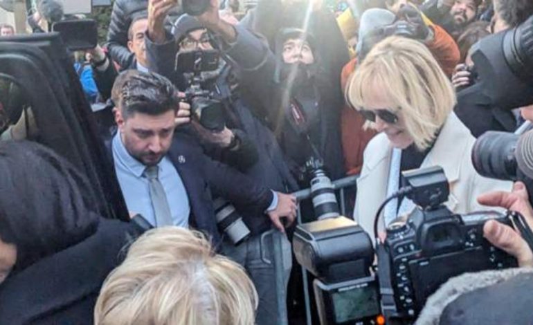 Foto lajm/ Arriti të fitojë gjyqin me Trump, E. Jean Carroll largohet e buzëqeshur nga gjykata