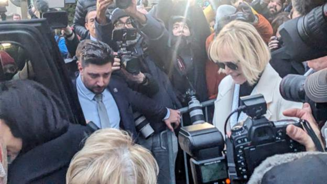 Foto lajm/ Arriti të fitojë gjyqin me Trump, E. Jean Carroll largohet e buzëqeshur nga gjykata