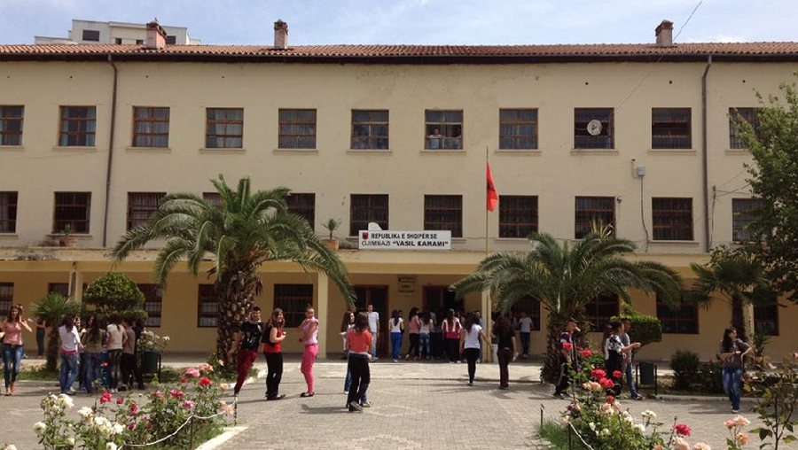 Shokuese! Gjimnazistja hidhet nga kati i dytë i shkollës në Elbasan