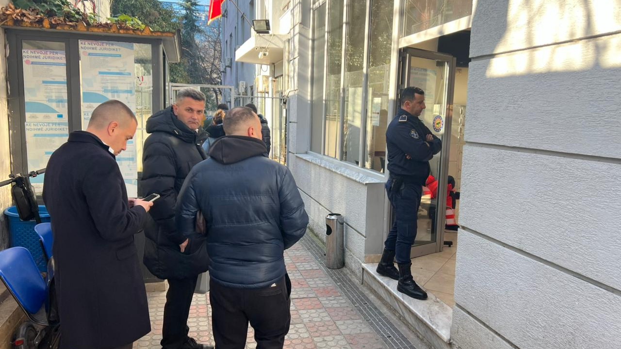 Vdiq në gjykatë, i ndjeri u padit para tri vitesh për përndjekje nga ish-bashkëjetuesja