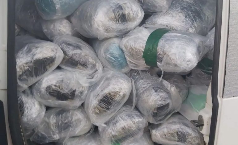 Kapen në kamion 195 kg kanabis në afërsi të Korinthit, ishte ngarkuar në kufirin shqiptaro grek! Arrestohet shoferi