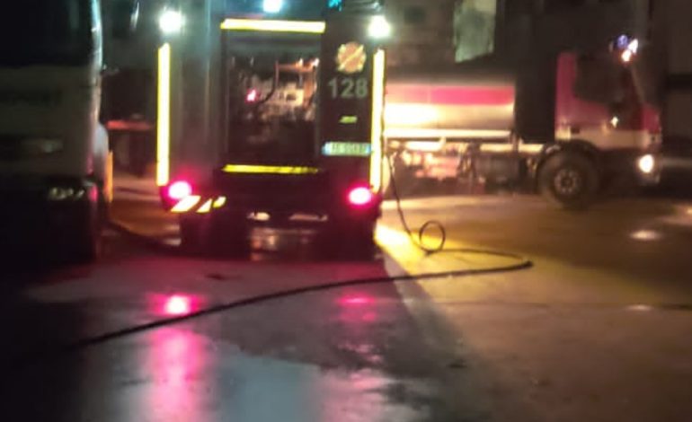 Zjarr në magazinën me bimë medicinale në Sarandë, flakët rrezikojnë banesat përreth