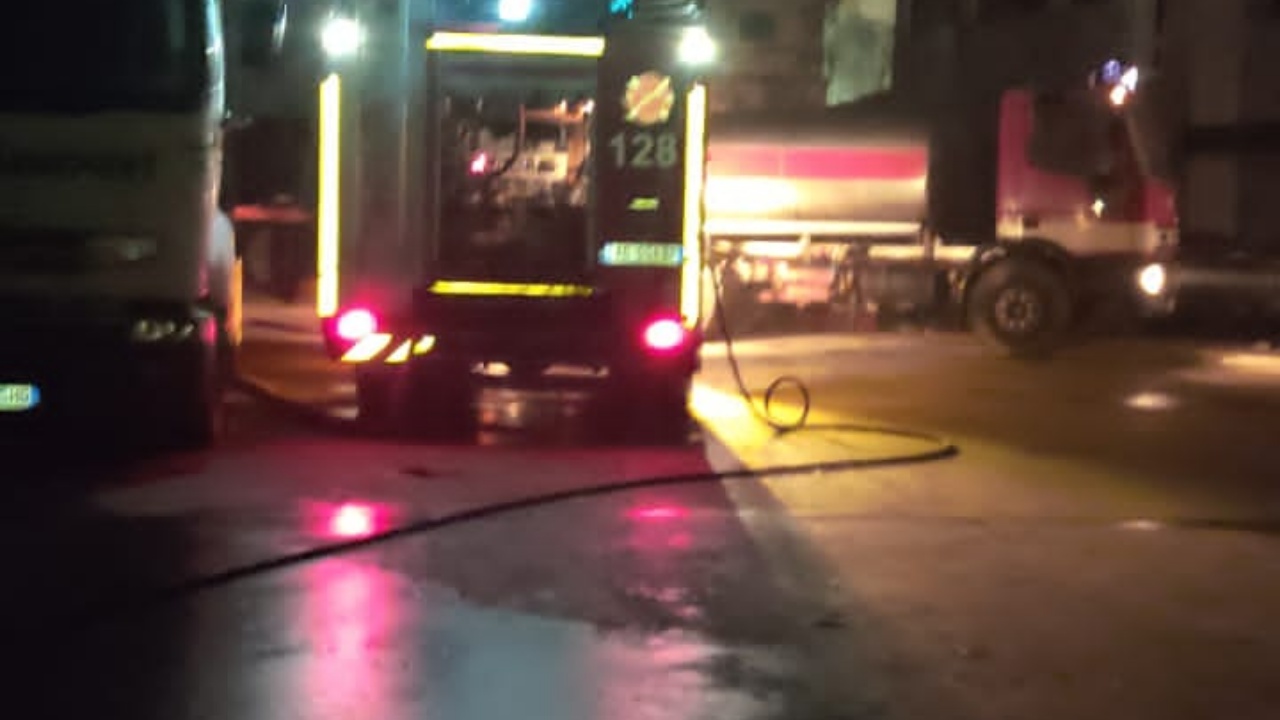 Përfshihet nga flakët godina në Shkozet, shkak dyshohet një shkëndijë elektrike
