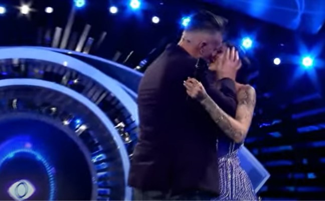 E papritur në “BBVK”, Bledi Mane puth në buzë Albyn