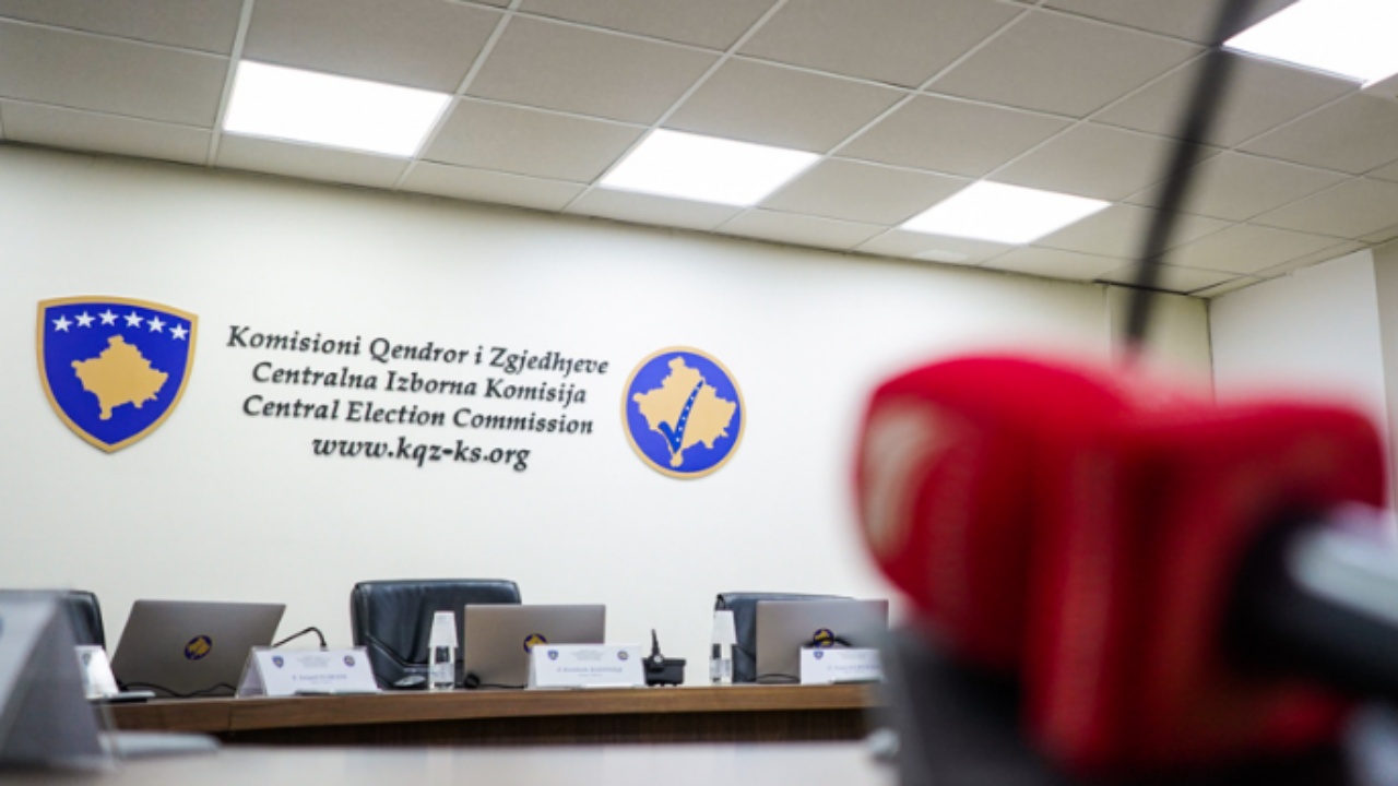 Nënshkrimi i peticioneve! KQZ pranon firmat për shkarkim të kryetarit të Zubin-Potokut