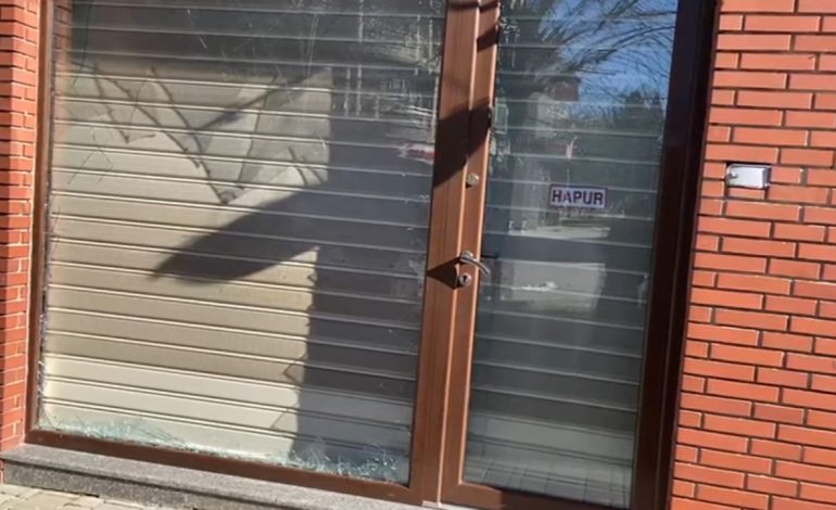 VIDEOLAJM/ Hapën qepenën dhe thyen xhamin e vitrinës për t’u futur brenda! Zbardhen pamjet nga grabitja e argjendarisë në Korçë