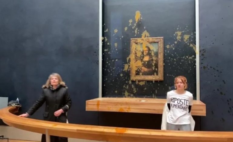 VIDEO/ E vendosur pas një xhami antiplumb, protestuesit hedhin supë mbi Mona Lizën e Da Vinçit