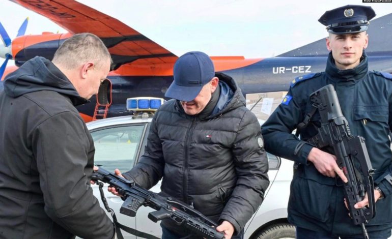 Sveçla: Të gjitha patrullat policore do të pajisen me armë të gjata