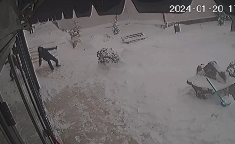 Temperatura në -10°C/ Dëbora ia lë vendin ngricës në Bulqizë! Akulli u rrezikon jetën banorëve, kamerat e sigurisë kapin momentet kur rrëzohen në pedonale 
 20/01/2024 18:49