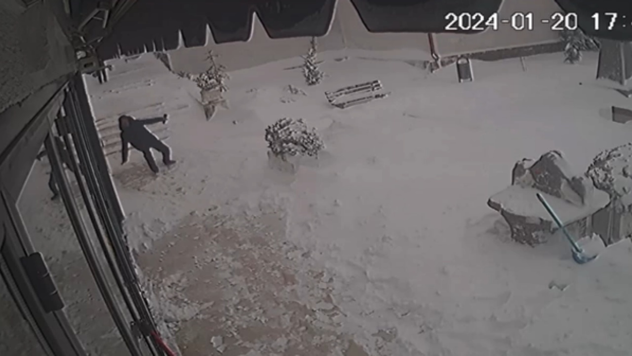Temperatura në -10°C/ Dëbora ia lë vendin ngricës në Bulqizë! Akulli u rrezikon jetën banorëve, kamerat e sigurisë kapin momentet kur rrëzohen në pedonale 
 20/01/2024 18:49
