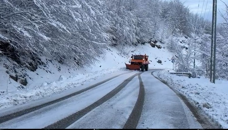 Korça nën sundimin e dëborës, trashësia arrin deri në 50cm