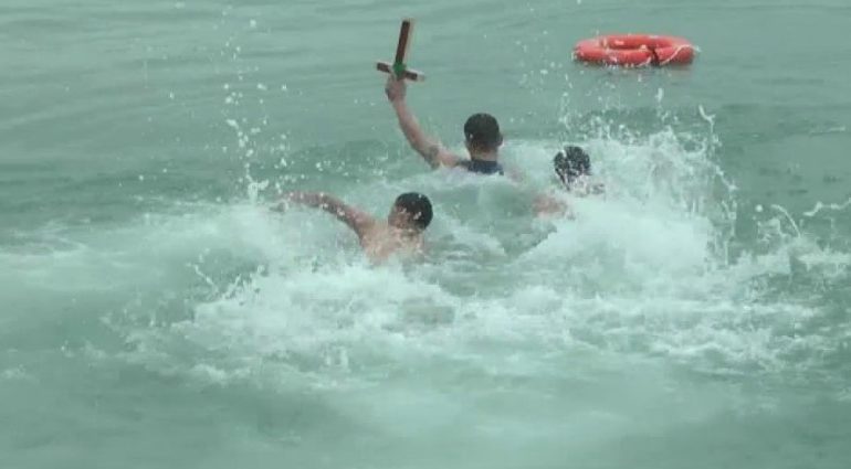 Besimtarët ortodoksë kremtojnë sot Ditën e Ujit të Bekuar