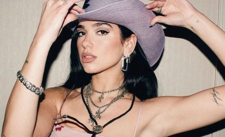 E pazakontë! Dua Lipa realizon tatuazh në transmetim direkt