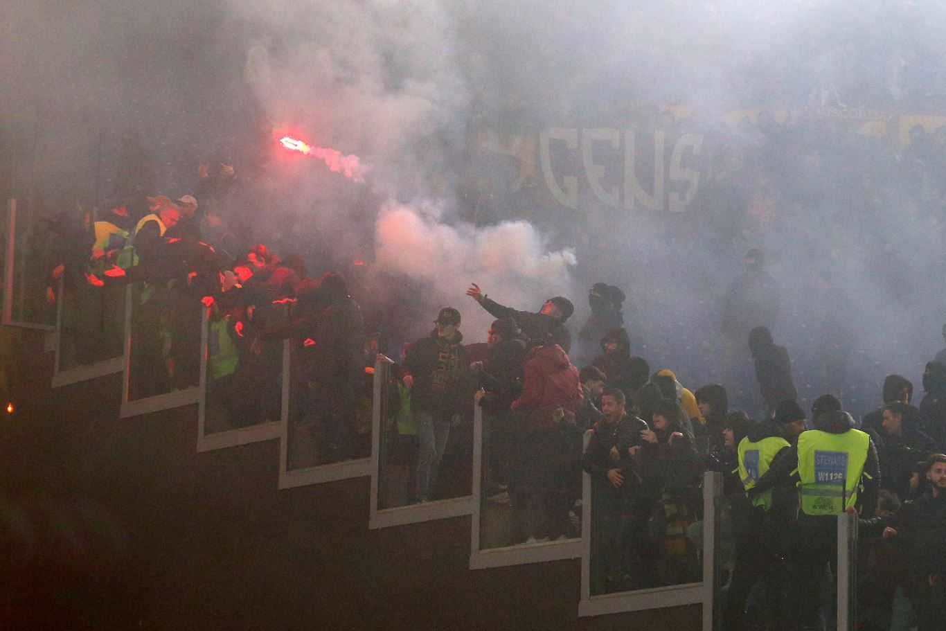 FOTO/ Dhunë dhe kaos, derbi roman shoqërohet me përplasje të forta, goditet me thikë një tifoz