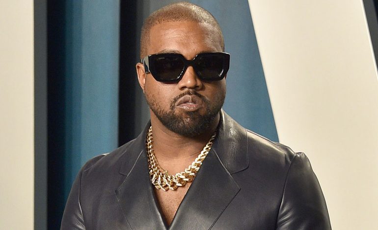 Heq dhëmbët, Kanye West vendos proteza titani me vlerë marramendëse