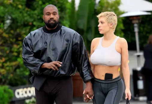 Kanye West publikon fotot e partneres së tij pothuajse nudo