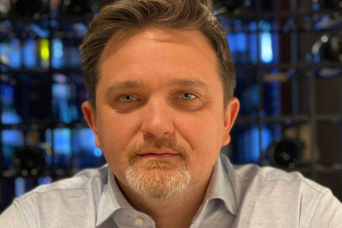 Julian Deda ul pantallonat dhe nxjerr fushë të pasmet para kamerave të BBV