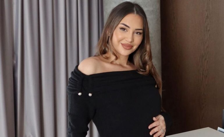 Kiara tregon momentin emocionues teksa bebushja i shkelmon barkun