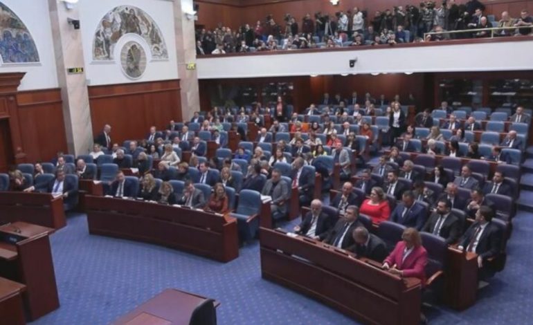 LAJM I FUNDIT/ Kuvendi voton Qeverinë teknike, Talat Xhaferi kryeministri i parë shqiptar i RMV 
 28/01/2024 14:00