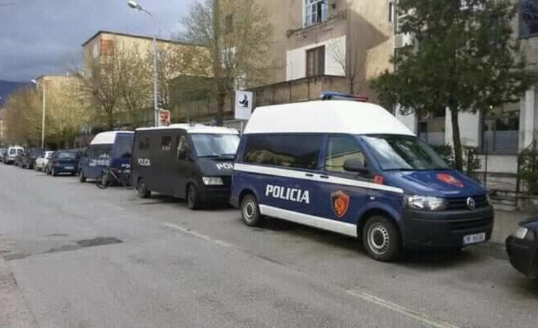 Çifti i bashkëshortëve në Peqin rrahin njëri-tjetrin