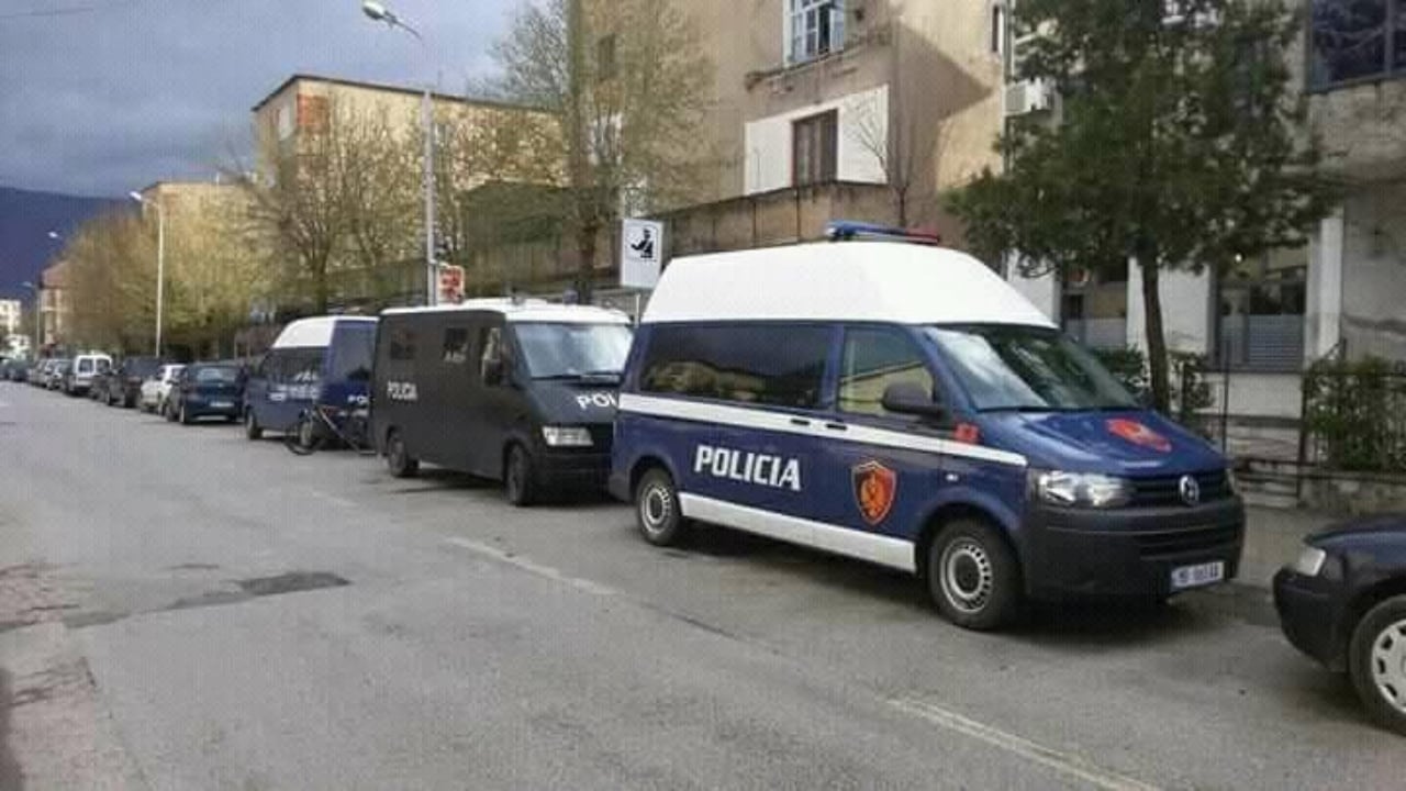 Çifti i bashkëshortëve në Peqin rrahin njëri-tjetrin