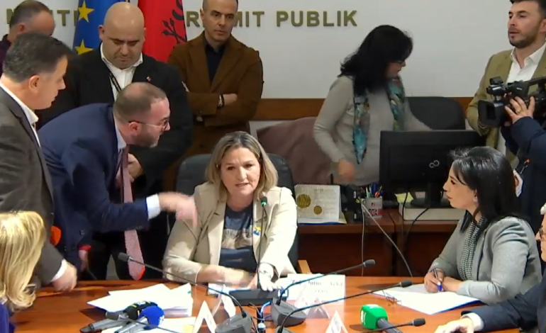 Organizatat e të drejtave të njeriut dënojnë dhunën ndaj Açkës në Kuvend