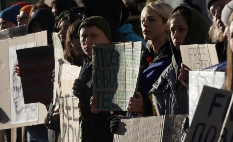 Rusia dhe Ukraina këmbejnë qindra të burgosur lufte