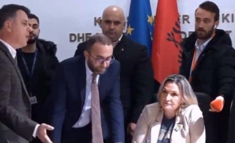 Përplasja në Komisionin e Medias/ Përjashtohen me 10 ditë Bardhi dhe Noka