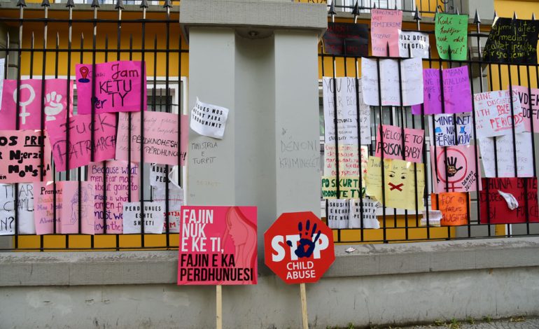 ‘Raportimet sensacionale’ shkaktojnë traumë të dyfishtë për viktimat e abuzimeve seksuale