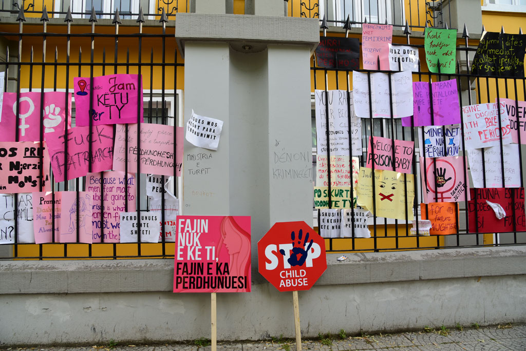 ‘Raportimet sensacionale’ shkaktojnë traumë të dyfishtë për viktimat e abuzimeve seksuale