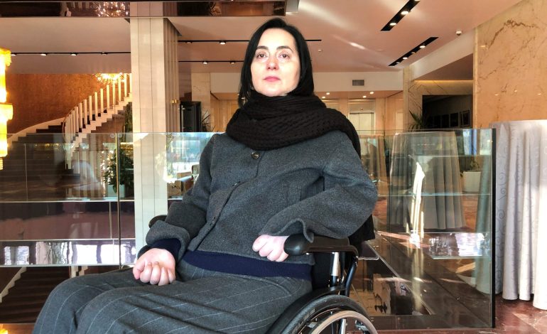 Personat me aftësi të kufizuara luftojnë për akses në institucionet publike