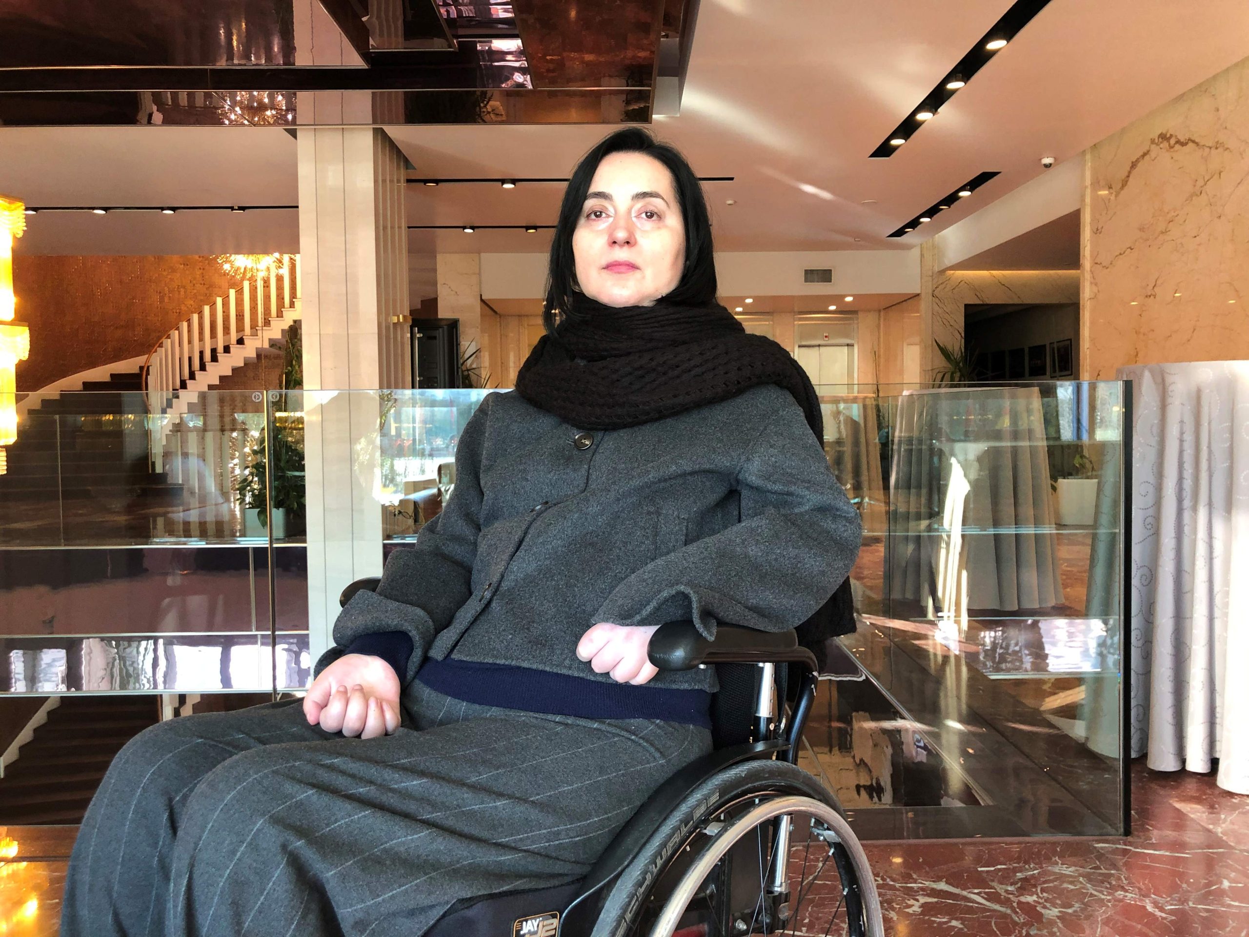 Personat me aftësi të kufizuara luftojnë për akses në institucionet publike