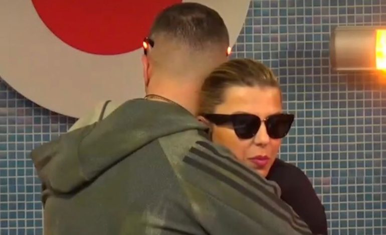 Të dy të heshtur, Rikja dhe Romeo përqafohen në oborr