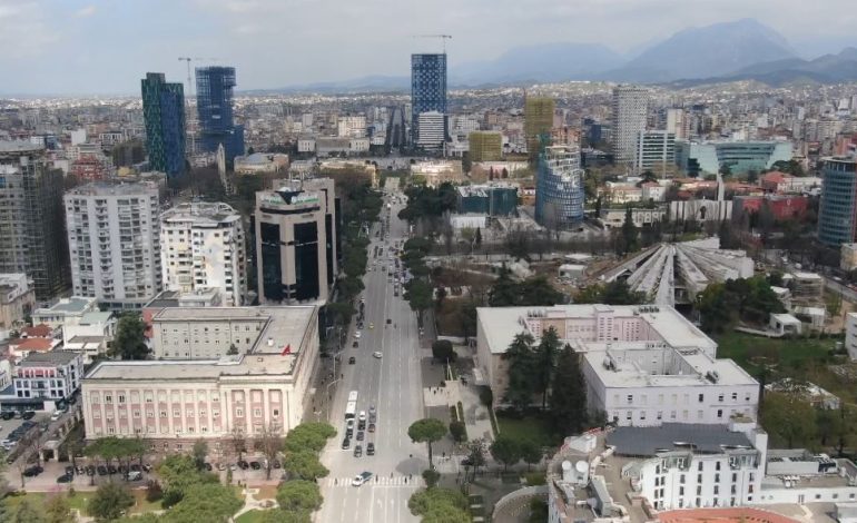 Vlerësimi i Moody’s për Shqipërinë/ Parashikon që borxhi publik të zbresë në 56.3% në vitin 2024 dhe ekonomia të rritet me 3.5%