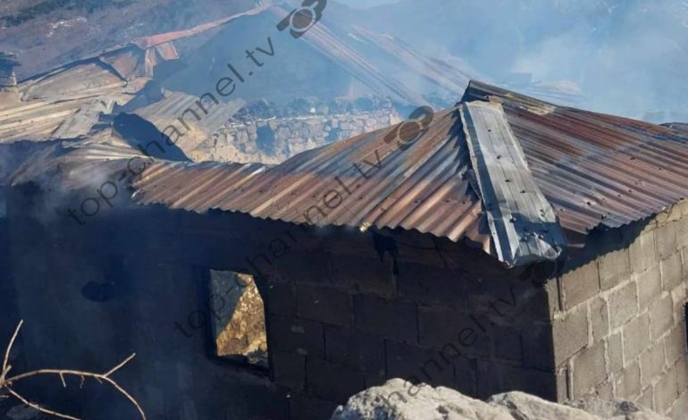 Zjarri shkrumbon dy shtëpi në Gramsh, 14 banorë mbeten në qiell të hapur
