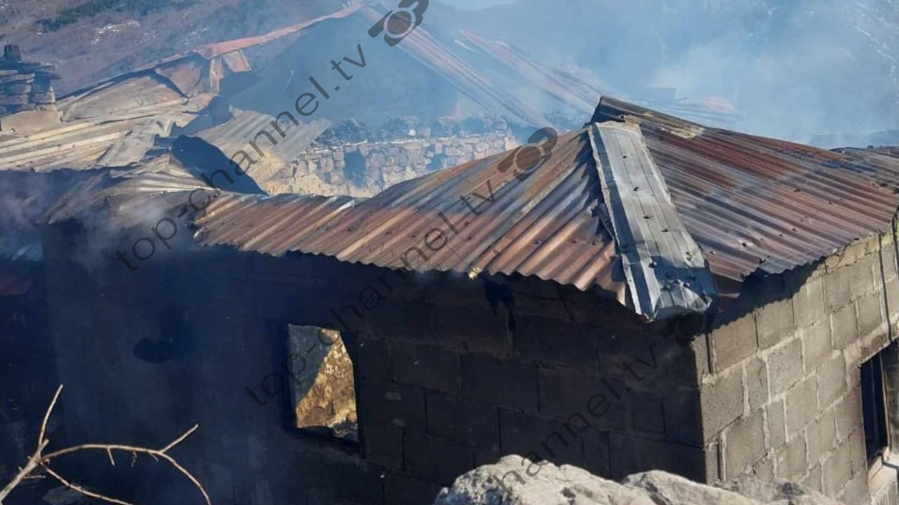 Zjarri shkrumbon dy shtëpi në Gramsh, 14 banorë mbeten në qiell të hapur