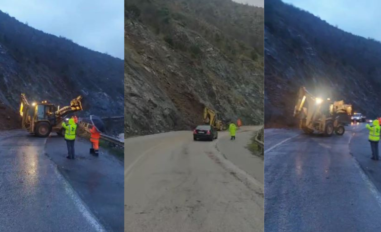 Rënie masive dherash dhe gurësh nga mali Murash në aksin “Elbasan-Librazhd”, vështirësi në qarkullimin e automjeteve