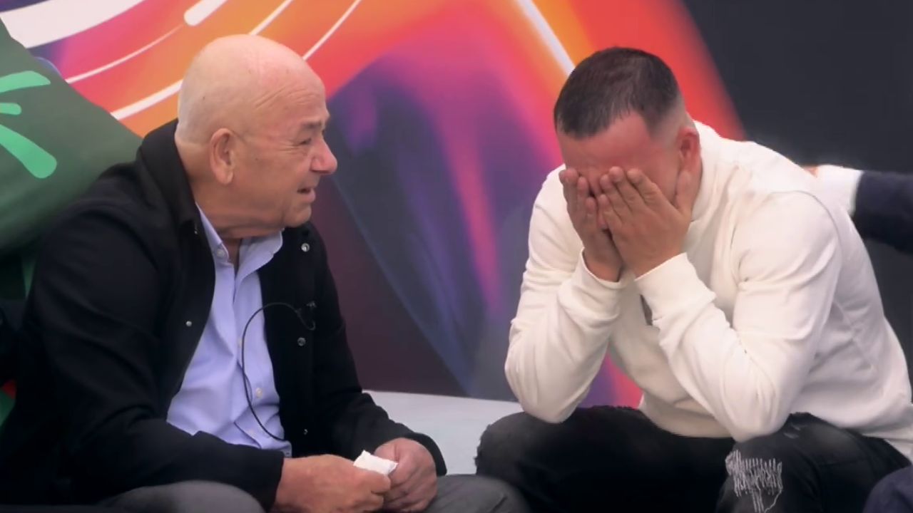 “Më ka shpëtuar jetën”/ Elvisi gjen babanë mes banorëve, shpërthen në lot