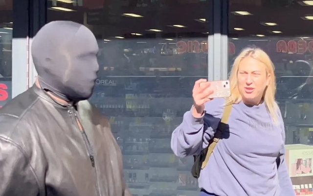 VIDEO/ E pyeti për Bianca-n, Kanye West i kthehet me dhunë gazetares