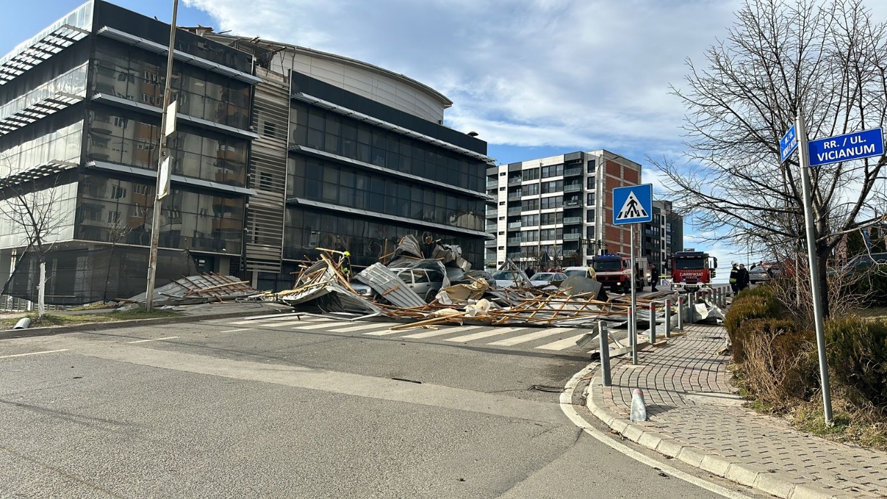 Shkëputet çatia në Komunën e Prishtinës, lëndohet në grua