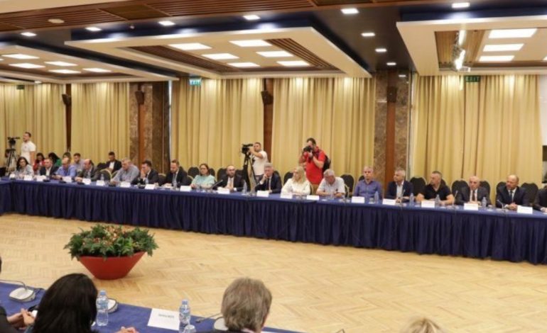 “Jemi 47 nga 55 deputetë që ka opozita, nuk e negociojmë bashkëkryetarin e Zgjedhores”, zbardhet debati në grupin e PD, Bardhi: Ja lëshimi që mund ti bëjmë Bashës