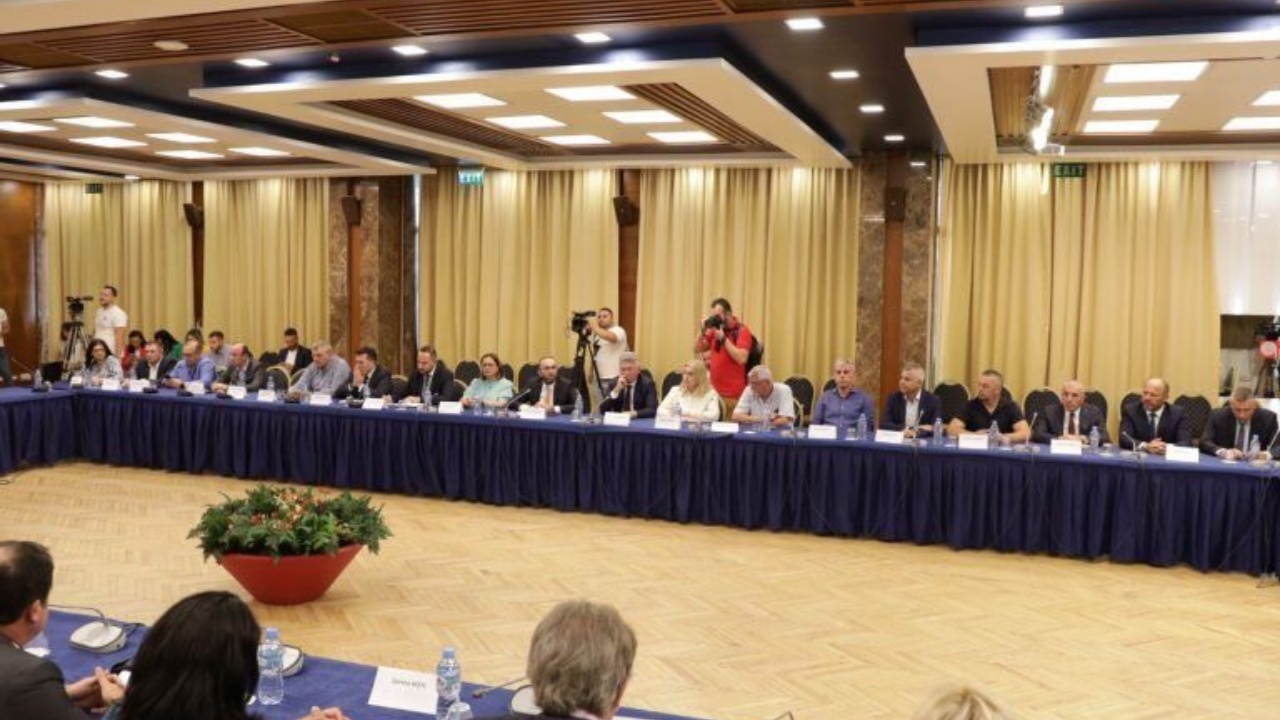 “Jemi 47 nga 55 deputetë që ka opozita, nuk e negociojmë bashkëkryetarin e Zgjedhores”, zbardhet debati në grupin e PD, Bardhi: Ja lëshimi që mund ti bëjmë Bashës