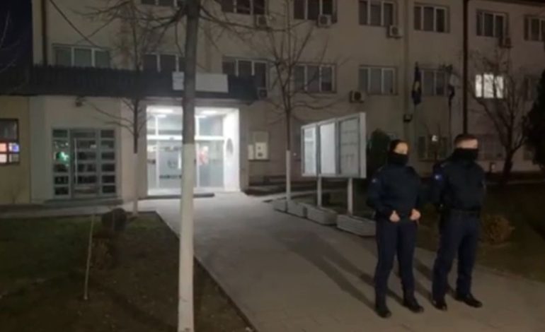 Shërbime të jashtëligjshme mjekësore në organizatën qeveritare, policia bastis godinën në Prishtinë