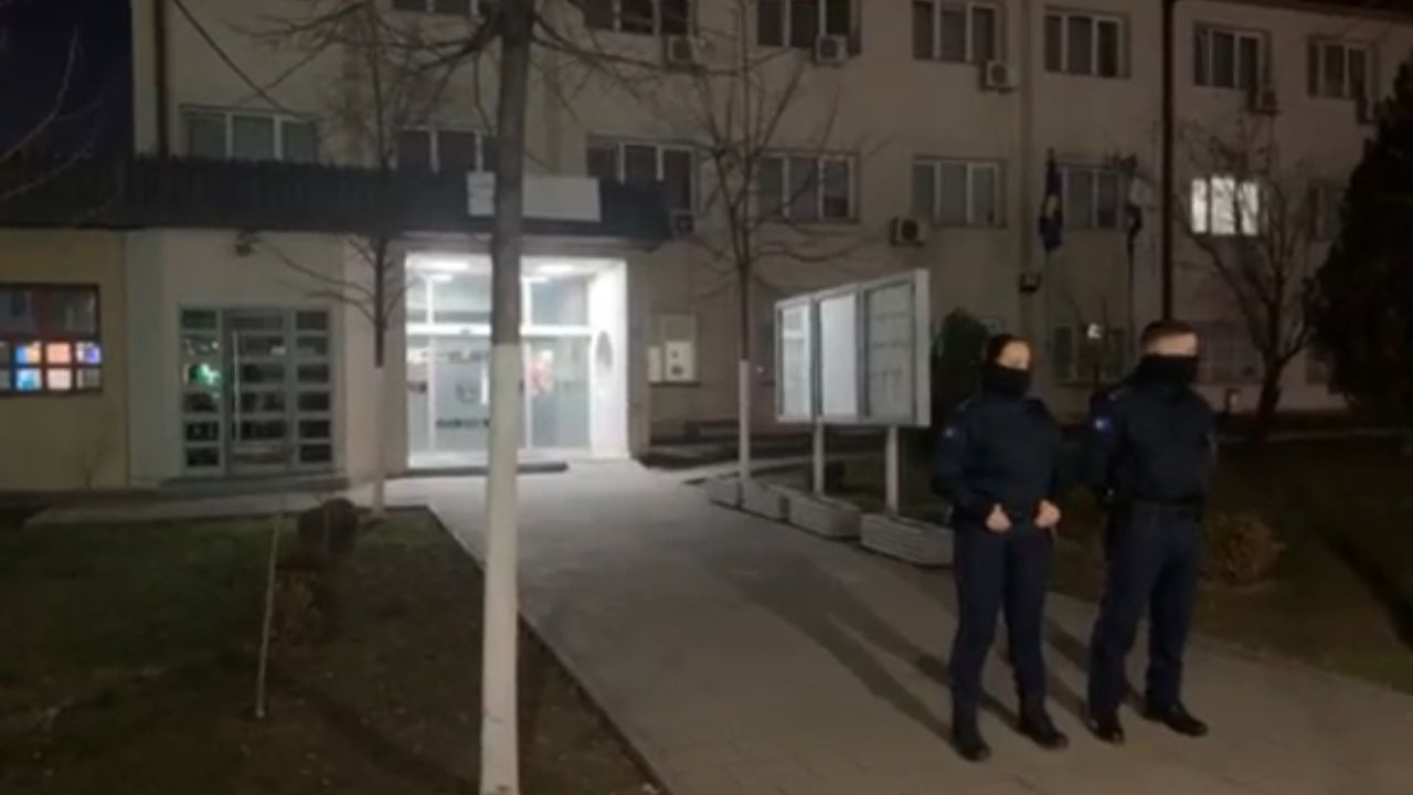 Shërbime të jashtëligjshme mjekësore në organizatën qeveritare, policia bastis godinën në Prishtinë