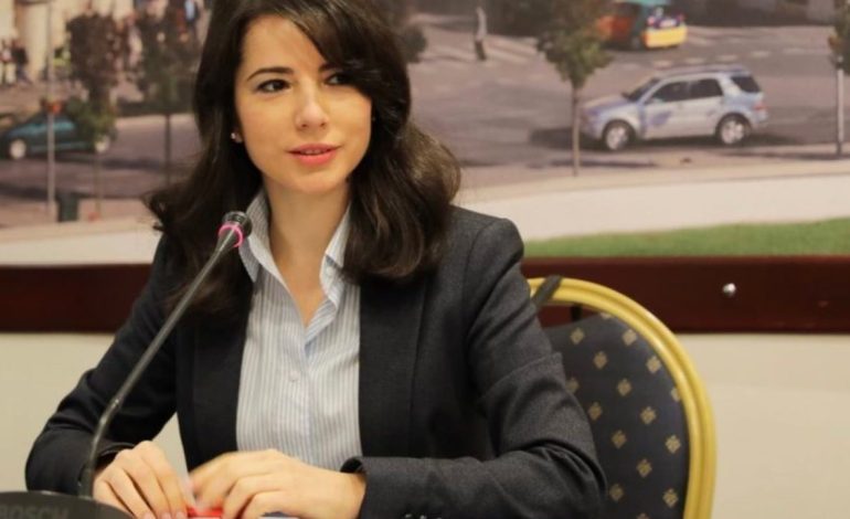 Presidenti Begaj dekreton Adea Pirdenin në krye të Ministrisë për Administratën Publike dhe Antikorrupsionin