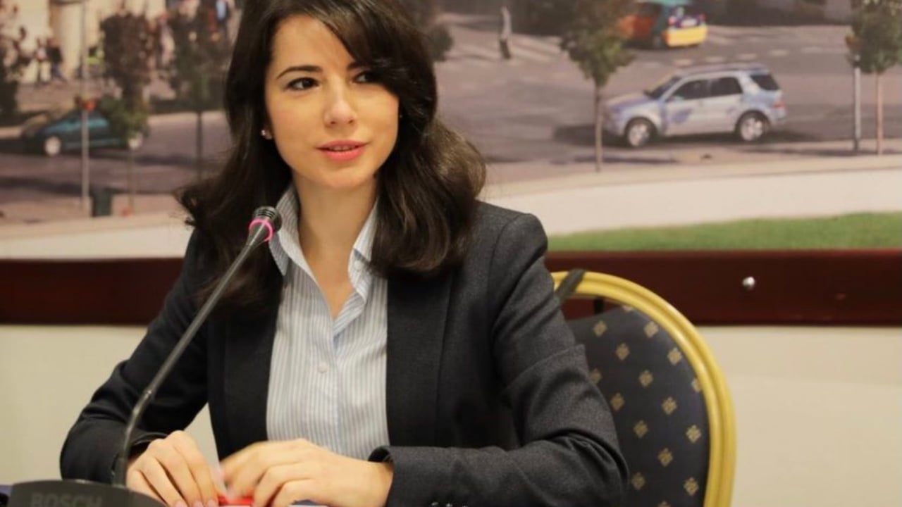 Presidenti Begaj dekreton Adea Pirdenin në krye të Ministrisë për Administratën Publike dhe Antikorrupsionin