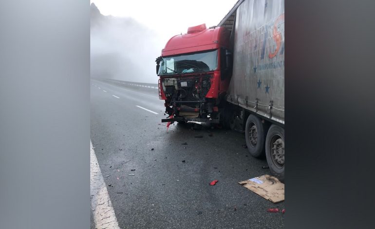 Aksident në aksin Librazhd-Elbasan, kamioni përplas makinën, 2 të plagosur