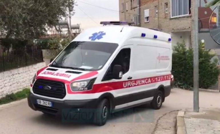 Aksident në Korçë! Makina del nga rruga si pasojë e motit të keq, dy të plagosur