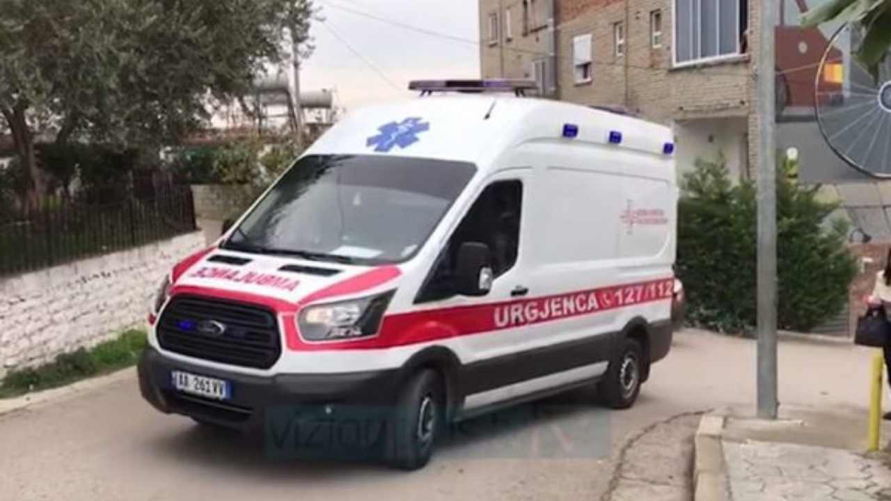 Aksident në Korçë! Makina del nga rruga si pasojë e motit të keq, dy të plagosur