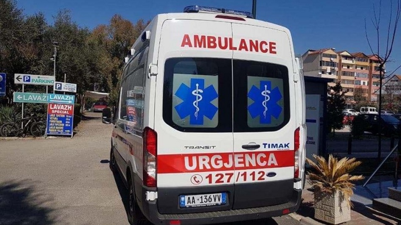 Aksidenti i trefishtë te kthesa e Rinasit/ “Benz”-i u përplas me kamionin dhe një mjet tjetër, ndërron jetë drejtuesi i makinës me targa kosovare